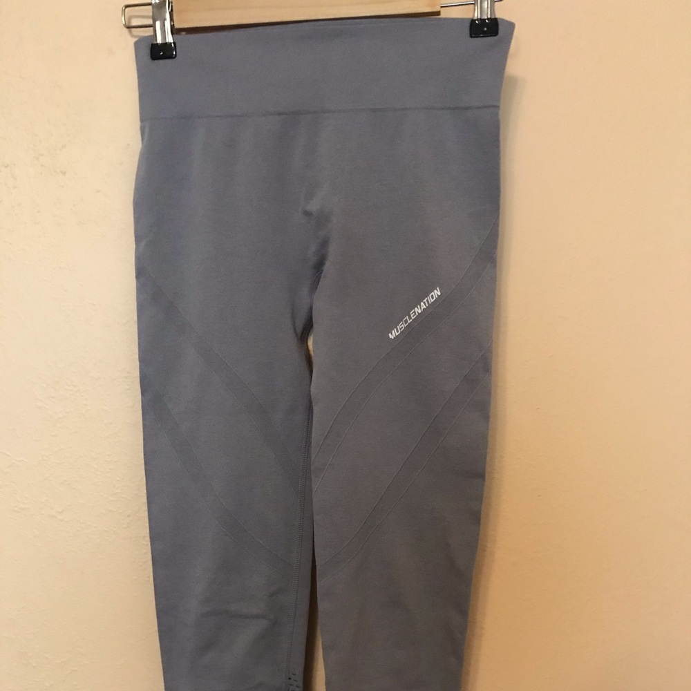 Muscle Nation cropped leggings in light grey